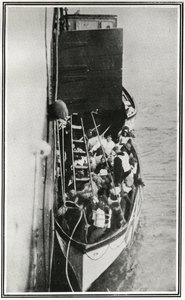 Kuinka Carpathia poimi Titanic-eloonjääneet, elokuvasta "The Sphere", 4. toukokuuta 1912 (litho) (yksityiskohta numerosta 450825) tekijältä English School