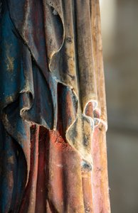 Keskilaivan Madonna ja lapsi, polykrominen yksityiskohta tekijältä English School