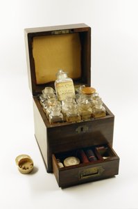 Florence Nightingalen käyttämä lääkearkku Krimin sodan aikana, 1854-56 (puu)