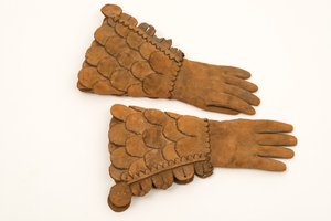 Miesten nahkaiset panssaroidut käsineet, n. 1600-50 (heavy buff nahka) tekijältä English School