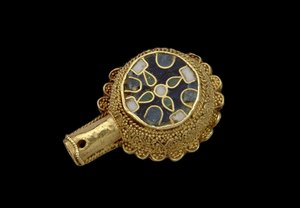 Minster Lovell Jewel, luultavasti 1600-luvulta (emali ja kultakloisonne) tekijältä English School