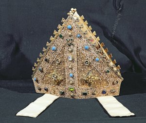 Wykehamin Williamille kuuluva jiira 1300-luvun lopulla tai 1400-luvun alussa (kangas kultaa, helmiä, hopeakullattu ja turkoosien jäljitelmä)