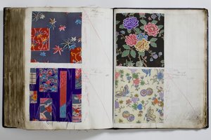 Tekstiilinäytekirjan sivuja, joihin on merkitty käsin päivämäärät 1887-1894 (kynä & muste ja tekstiili paperilla) tekijältä English School