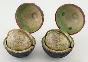 Pocket Globes -pari, valmistaja Newton & Son, n. 1830 (carton Pierre, messinki, paperi ja simuloitu musta nahka)