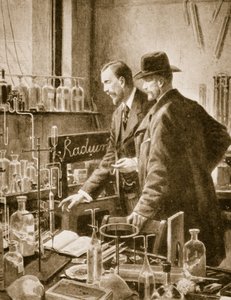 Pierre Curie juttelee Sir William Ramsayn kanssa tekijältä English School