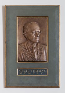 Plakki, jossa on kuvanveistäjä ja mitallist Cecil Thomas, 1946 tekijältä English School