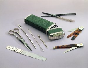 Pocket Etui, joka sisältää kirurgien instrumentteja pieniin leikkauksiin (shagreen, hopea, teräs ja kilpikonnankuori) tekijältä English School