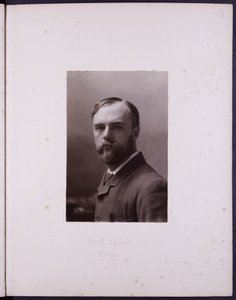 Muotokuva WR Symondsista, noin 1900 (s/w valokuva). tekijältä English School