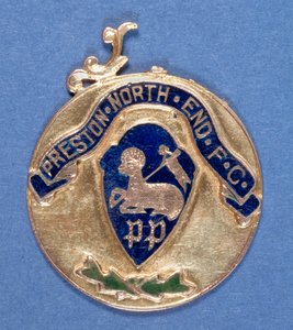 Preston North End Football Club -mitali, 1897-98 (metalli) (katso myös 315001) tekijältä English School