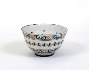 Punch kulho, valmistettu Lontoossa tai Bristolissa, n.1620-30 (tinalasitettu keramiikka) tekijältä English School