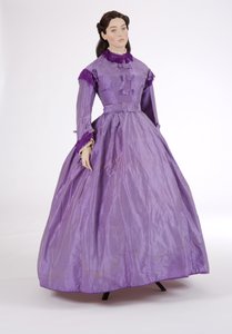 Violetti päivämekko, 1860-luku (raidallinen silkkitafti) tekijältä English School