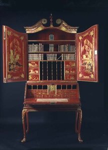 Queen Anne -toimistokaappi, 1700-luvun alku (lakka) tekijältä English School