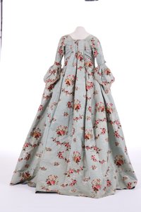 Takakuva säkkiselkämekosta, 1760-luku (brokaadittu silkki)