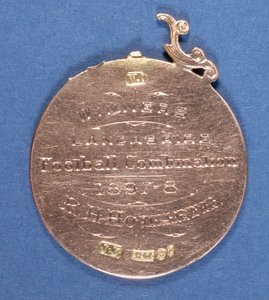 Preston North End Football Clubin mitalin kääntöpuoli, 1897-98 (metalli) (katso myös 315000) tekijältä English School