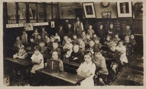 Koululaisia luokkahuoneessaan (s/w-kuva) tekijältä English School