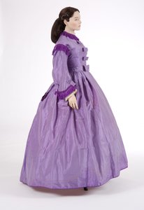 Sivukuva violetista päivämekosta, 1860-luku (raidallinen silkkitafti) tekijältä English School