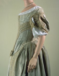Hopeakankainen mekko, 1660-luku (silkki, pitsi ja hopea metallilanka) tekijältä English School