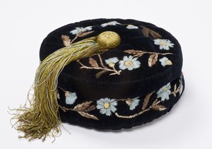 Tupakointilakki, n. 1880 (kirjailtu sametti vuorattu konetipatulla silkillä) tekijältä English School
