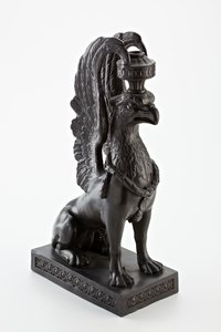 Staffordshire Wedgwood basalttikynttilänjalka griffin muodossa, n. 1771-80 (basalttitavara) tekijältä English School