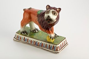 Staffordshiren leijonahahmo suorakaiteen muotoisella pohjalla, n. 1800-50 (keramiikka)