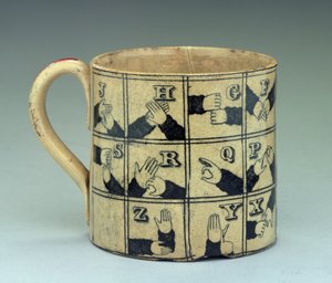 Staffordshire-muki, jossa on aakkoset viittomakielellä, n. 1820 (keramiikka) tekijältä English School