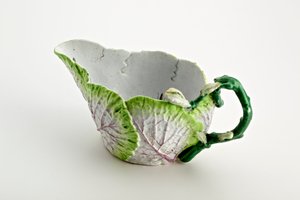 Staffordshire-kastike, joka on muodostettu muotoilluista lehdistä ja oksien kahvasta, c. 1749-60 (posliini)