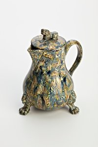 Staffordshiren kiinteä akaattiefektikannu, n. 1760-70 (lyijylasitettu keramiikka)