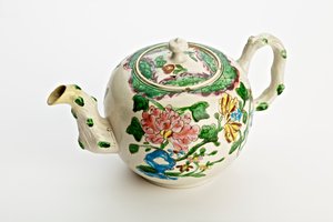Staffordshire-teekannu, koristeltu krysanteemeilla, 1760 (suolalasitettu keramiikka) tekijältä English School