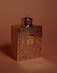Tea caddy, koristeltu Gribelinin tyyliin, n.1700 (hopeakullattu) tekijältä English School