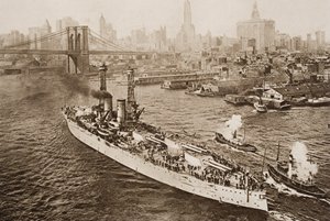 Yhdysvaltain taistelulaiva Texas lähdössä New Yorkin satamasta, kuvitus H.G. Wellsin vuonna 1920 julkaistusta teoksesta "The Outline of History", osa II. tekijältä English School