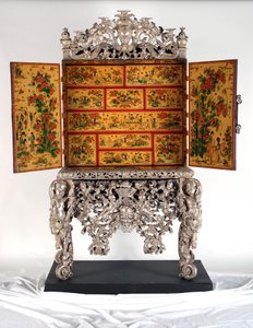 Witcombe Cabinet, n. 1697 (japanilainen ja hopeoitu puu) tekijältä English School