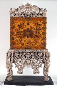 Witcombe Cabinet, n. 1697 (japanilainen ja hopeoitu puu)