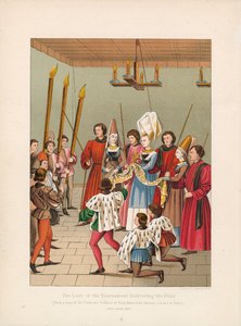 Die Dame des Turniers überreicht den Preis