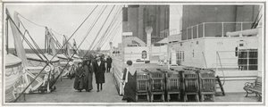Titanicin kävelykadun kansi, elokuvasta "The Sphere", 20. huhtikuuta 1912 (litho) (450874:n yksityiskohta) tekijältä English School