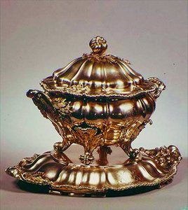 Tureen, melonin muotoinen, granaattiomenaviimeistely, koristeltu reunus ja lehtivihreät kahvat, Garrards, Lontoo, 1847 (hopea) tekijältä English School