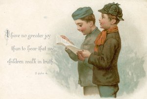 Kaksi poikaa laulamassa hymnia tekijältä English School