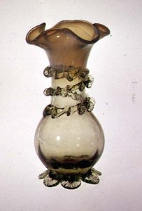 Maljakko, jossa koristeltu ja pinsetti, 1800-luvun loppu (vaseliinilasi) tekijältä English School