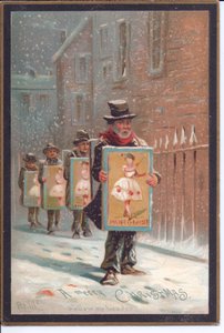 Victorian joulukortti neljästä miehestä kävelemässä lumessa kantaen pantomiimia mainostavia lautoja, n. 1880 (värilitho) tekijältä English School