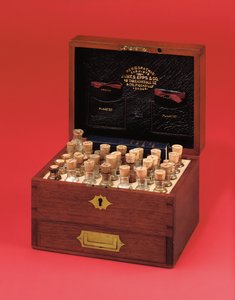 Viktoriaaninen homeopaattinen lääkearkku, valmistaja James Epps & Co, 1800-luvun puoliväli (mahonki ja messinki) tekijältä English School