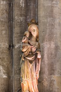 Neitsyt ja lapsi tunnetaan nimellä Notre-Dame de la Nef.1300-luvulla (Alabasteri). tekijältä English School