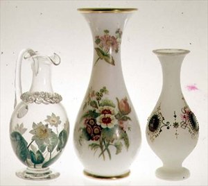 Vesikannu, koristeltu lumpeilla keraamisella maalilla, jossa on kristalli, Henry G. Richardson, 1800-luvun puoliväli; kaksi opaalilasimaljakkoa, Henry G. Richardson, 1800-luvun loppu; opaalilasimaljakko emalimaalauksella, 1800-luvun loppu (lasi) tekijältä English School