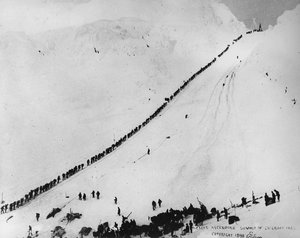 Pakkaajat nousemassa Chilkoot Passin huipulle Murray Cromwell Morganin "One Man