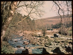 Clapper Bridge, Dartmeet, Widecombe in the Moor, Teignbridge, Devon, Yhdistynyt kuningaskunta. tekijältä Eric Maybank