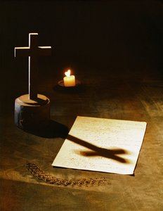 Blaise Pascalin hopeinen kastrointivyö, hänen kivinen ristinsä ja "Le Memorial" -teoksen käsikirjoitus (kuva).