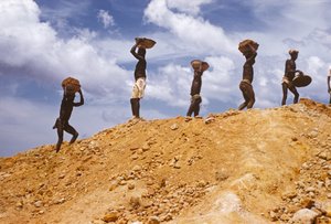 Kolumbiitin louhinta, Nigeria, Afrikka