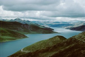 Yamdrog-järvi, eteläinen reitti Shigatse-Lhasa, Tiibet (kuva) tekijältä Erich Lessing