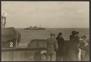 [Ihmisryhmä laivan kannella katsomassa toisen laivan purjehtimista ohi kaukaisuudessa] tekijältä Erich Salomon
