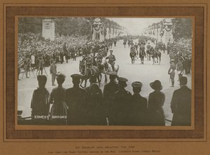 Voitonjuhlat Lontoossa vuonna 1919, Sir Douglas Haig tervehti kuningasta (m/v kuva)