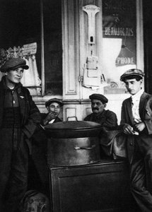 Paahdettujen kastanjoiden katumyyjät, Pariisi, 1931.