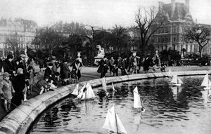 Leluveneitä Tuileries Gardensissa, Pariisissa, 1931.